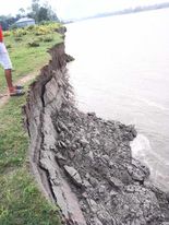 রাক্ষুসে নদী আমাগোর সব কেড়ে নিয়ে গেছে;স্থায়ী সমাধানের দাবি স্থানীয়দের
