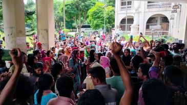 অনির্দিষ্টকালের জন্য বন্ধ কুবি হল ত্যাগের নির্দেশে বিক্ষোভে উত্তাল কুবি