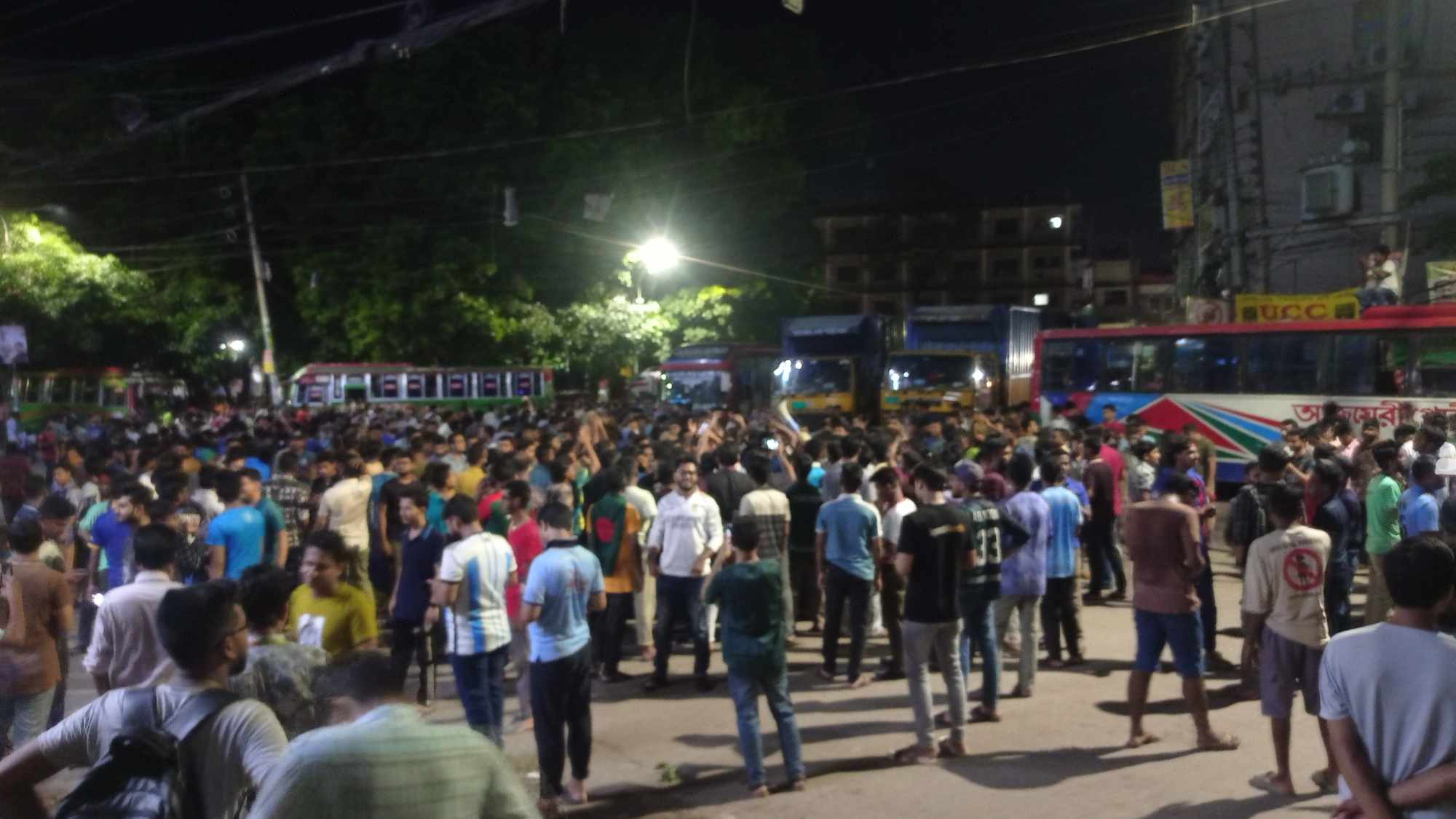 প্রধানমন্ত্রীর বক্তব্যের প্রতিবাদে মধ্যরাতে জবিতে সড়ক অবরোধ