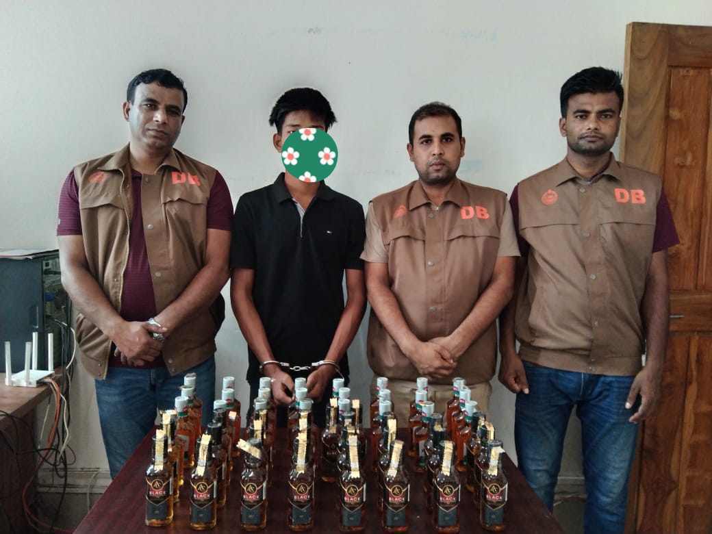 শেরপুর জেলা গোয়েন্দা ডিবি পুলিশের অভিযানে নালিতাবাড়ি সীমান্তে ৫০ বোতল বিদেশী মদসহ যুবক গ্রেফতার 