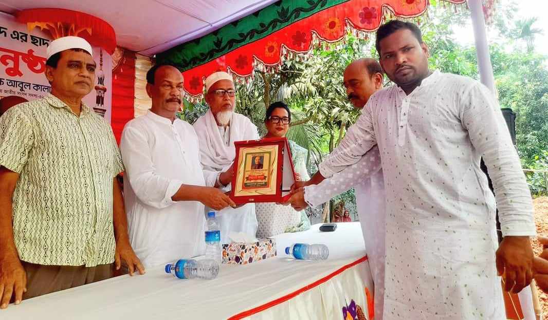 গাইবান্ধায় মসজিদের ছাদ ঢালাই কাজের শুভ উদ্বোধন করলেন,সংসদ সদস্য আবুল কালাম আজাদ