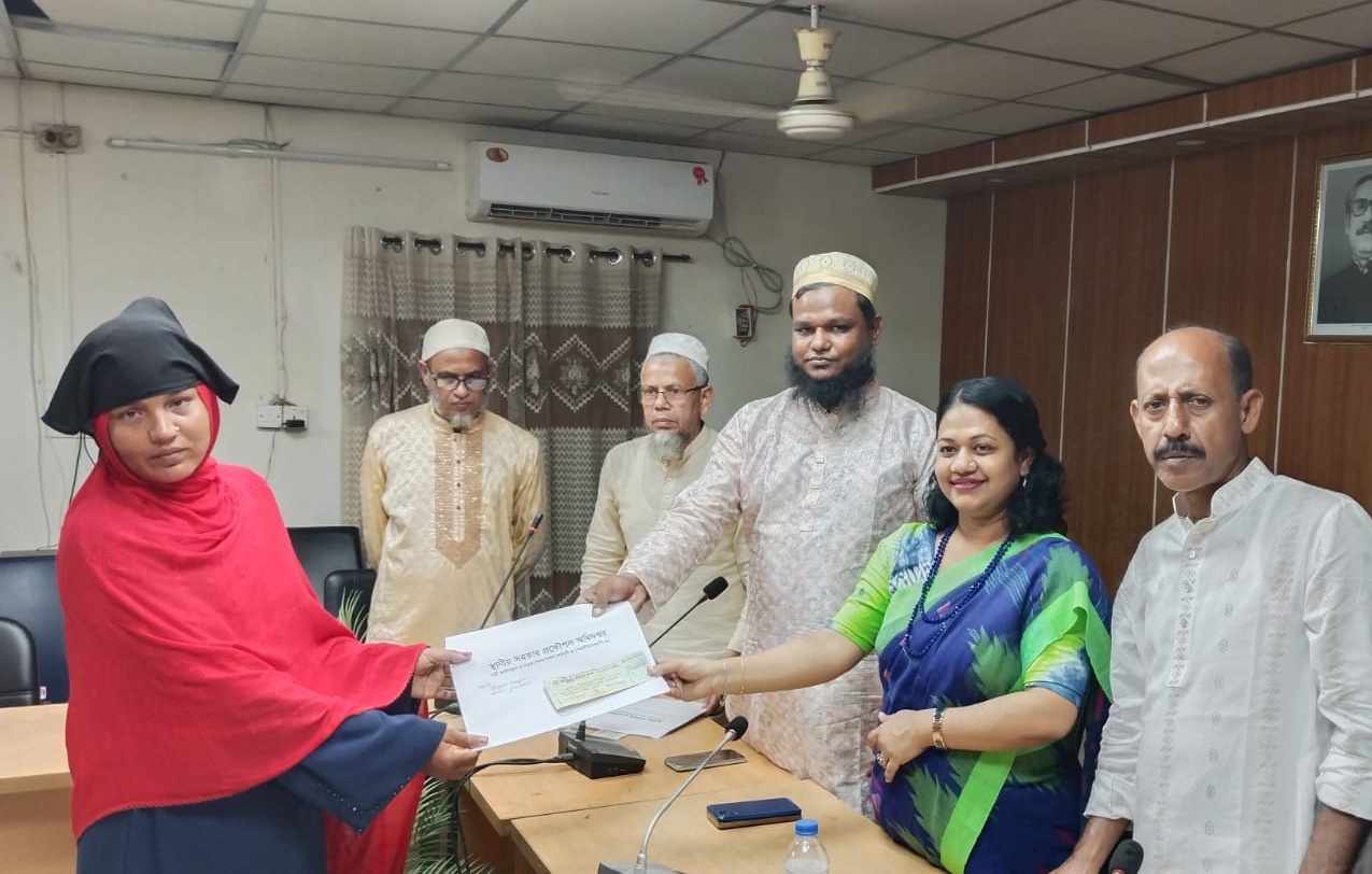 কুলিয়ারচরে আরইআরএমপি-৩ শীর্ষক প্রকল্পের নারী কর্মীদের সঞ্চয়কৃত অর্থের চেক ও সনদপত্র বিতরণ