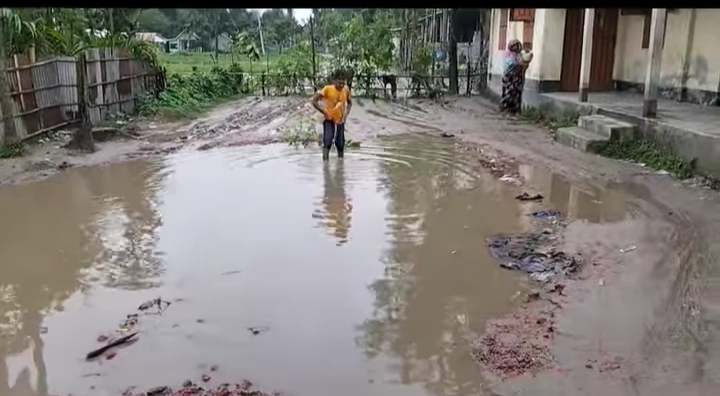 ভূরুঙ্গামারীতে চলাচলের অনুপযোগী-শিলখুড়ি গামী রাস্তাটি বন্ধ করে দিল এলাকাবাসী