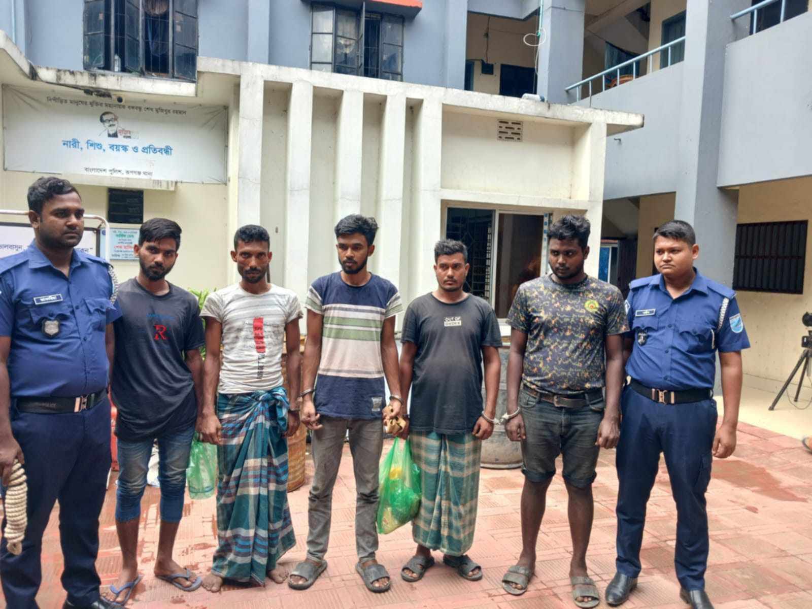 পূর্বাচলে শেখ হাসিনা সরণি ৩শ ফুট সড়কে ডাকাতির চেষ্টাকালে ৫ জনসহ চুরির মামলায় আরও ৬ জনকে গ্রেফতার, পিকআপ জব্দ