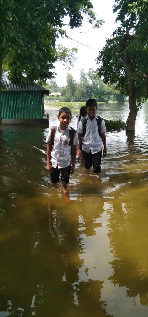 ভূরুঙ্গামারীতে হু হু করে ঢুকছে বন‍্যার পানি, নতুন নতুন এলাকা প্লাবিত,বিপদসীমার ৫৪সে.মি উপরে বইছে দুধকুমার নদের পানি