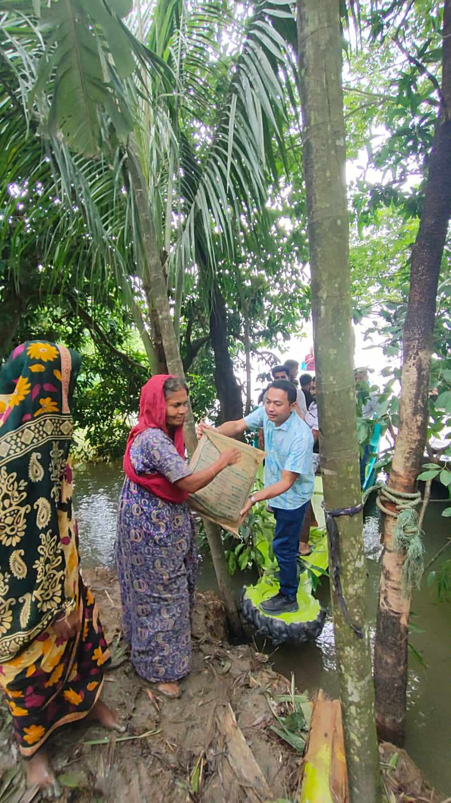 মধ্যনগরে ত্রাণ বিতরণ করলেন ইউএনও অতীশ দর্শী চাকমা