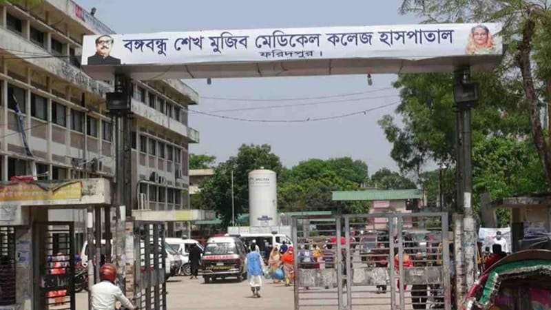 ফরিদপুরের মেডিকেল কলেজ হাসপাতালে শেখ নয়ন নামে একজন ফটো সাংবাদিককে আটকে রেখে নাজেহাল