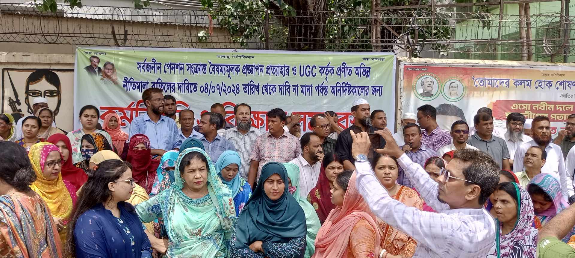 সড়ক অবরোধ করেছে জবির কর্মকতা-কর্মচারীরা, প্রয়োজনে ইউজিসি ঘেরাও এর হুমকি