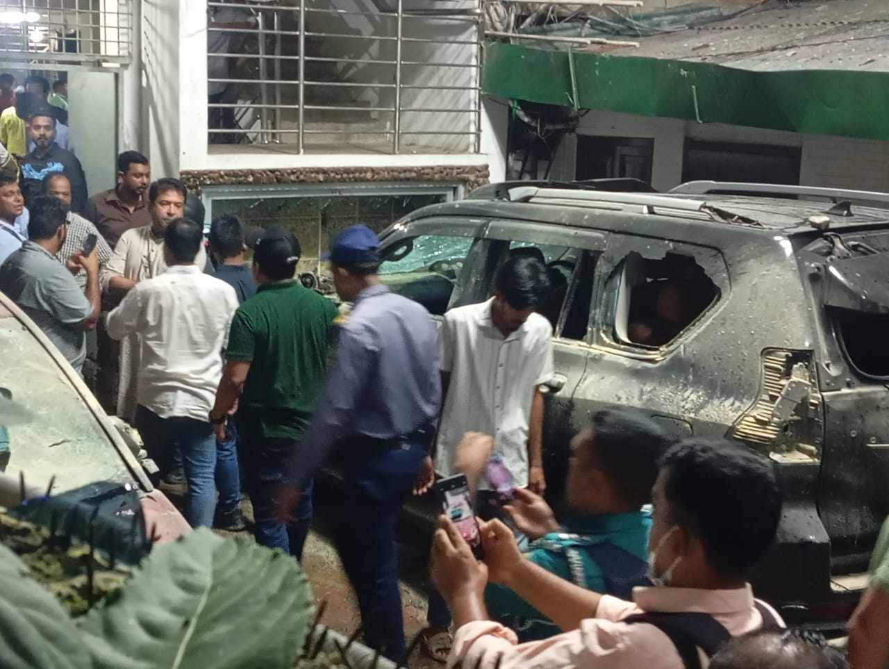 চট্টগ্রামে শিক্ষামন্ত্রী ও মেয়রের বাসায় হামলা, ভাঙচুর