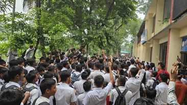 কুলিয়ারচরে এক প্রধান শিক্ষকের পদত্যাগের দাবিতে শিক্ষার্থীদের বিক্ষোভ অফিস কক্ষে তালা
