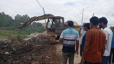 রাণীশংকৈল পৌরসভার স্তূপকৃত ময়লা আবর্জনা পরিষ্কারে  ইউএনও ও শিক্ষার্থীরা