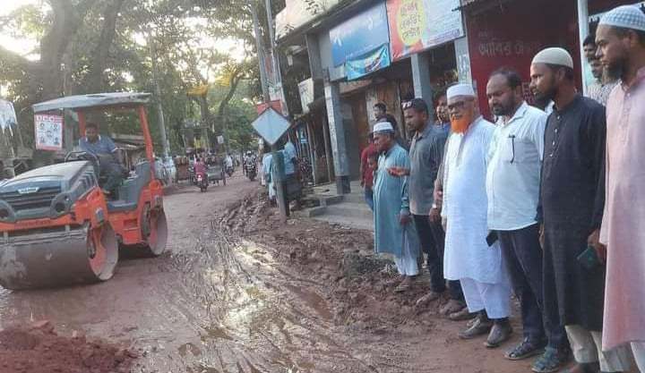 গাইবান্ধার গোবিন্দগঞ্জে জামায়াত নেতা ডাঃ আব্দুর রহিম সরকার এর সহায়তায় রাস্তা সংস্কার