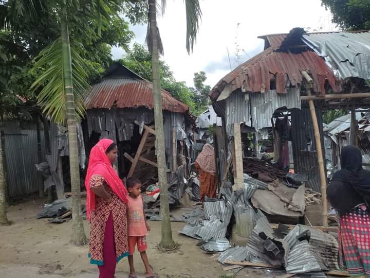 ভূরুঙ্গামারীর পাটেশ্বরীতে ২ মাদক ব্যবসায়ীর বাড়ি ভাংচুর করল কোটা বিরোধী আন্দোলনের শিক্ষার্থীরা