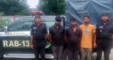 গাইবান্ধায় ৩০ কেজি গাঁজা উদ্ধার মোটরসাইকেলসহ ট্রাক জব্দ গ্রেফতার ৩