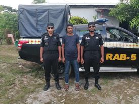 চাঁপাইনবাবগঞ্জে অভিনব কায়দায় মাদক পাচারকালে র‌্যাবের হাতে ৪৫ কেজি গাঁজাসহ আটক-১