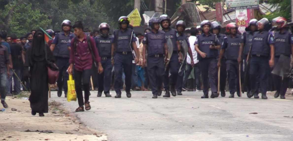 লালমনিরহাটে ব্যাপক সংঘর্ষ ভাঙচুর, সাংবাদিকসহ আহত ৩০