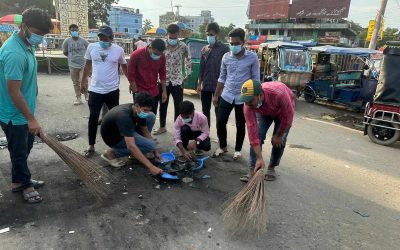 সড়ক পরিস্কার করছে শিক্ষার্থীরা