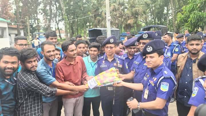 শেরপুর সদর থানার ধ্বংসকৃত স্থাপনা পরিদর্শন করেন ডিআইজি শাহ আবিদ হোসেন
