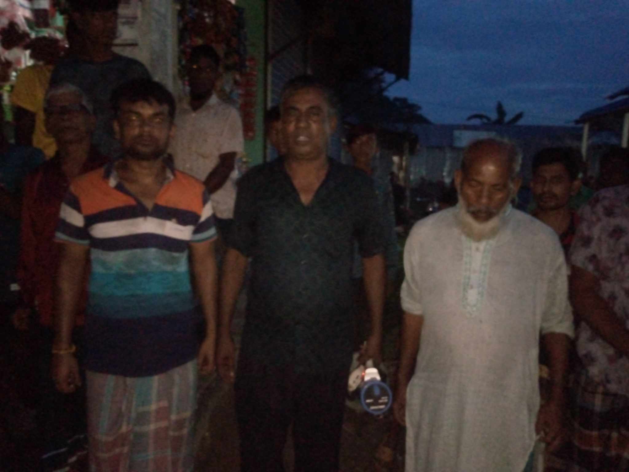 হোসেনপুরে সংখ্যালঘুদের মুদী দোকানে লুটপাটের প্রতিবাদে বাসদ (মার্কসবাদী) মানববন্ধন