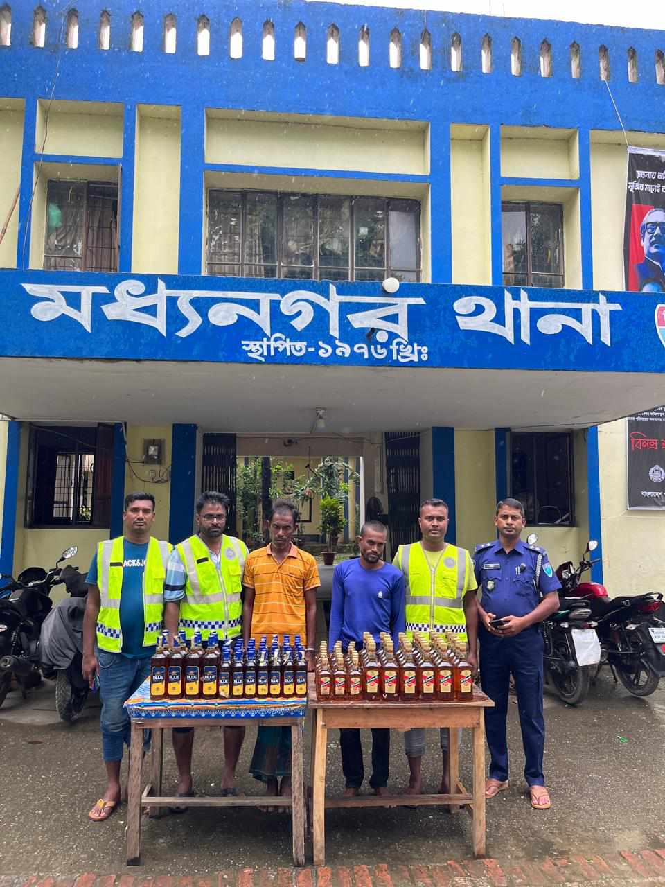 মধ্যনগরে বিভিন্ন ব্রান্ডের ১১৫ বোতল ভারতীয় মদ সহ ২ মাদক ব্যবসায়ী আটক