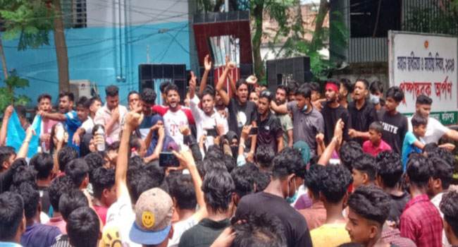 ফরিদপুরে পুলিশের সাথে আন্দোলনকারীদের সংঘর্ষ