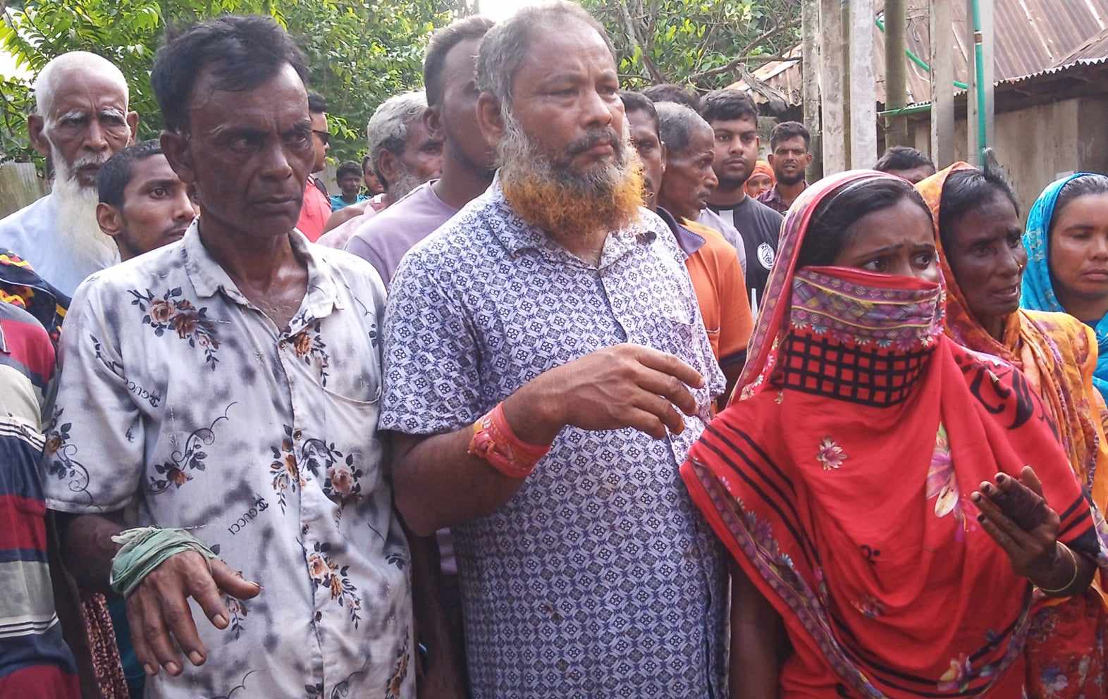 গাইবান্ধায় সঙ্ঘবদ্ধ প্রতিপক্ষের তান্তবে হামলা ভাঙ্চুর লটপাট, আহত ৭