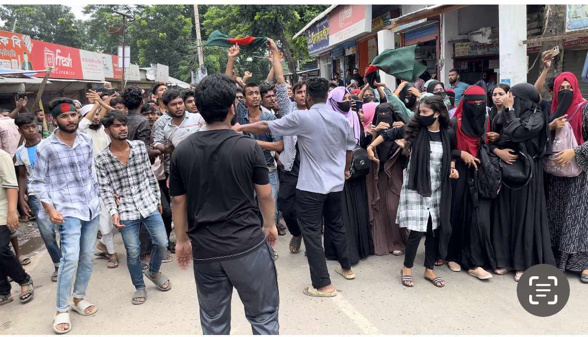 সদরপুরে কোটা সংস্কার আন্দোলনকারী ও আওয়ামী লীগ কর্মীদের সাথে ধাওয়া পাল্টা ধাওয়া