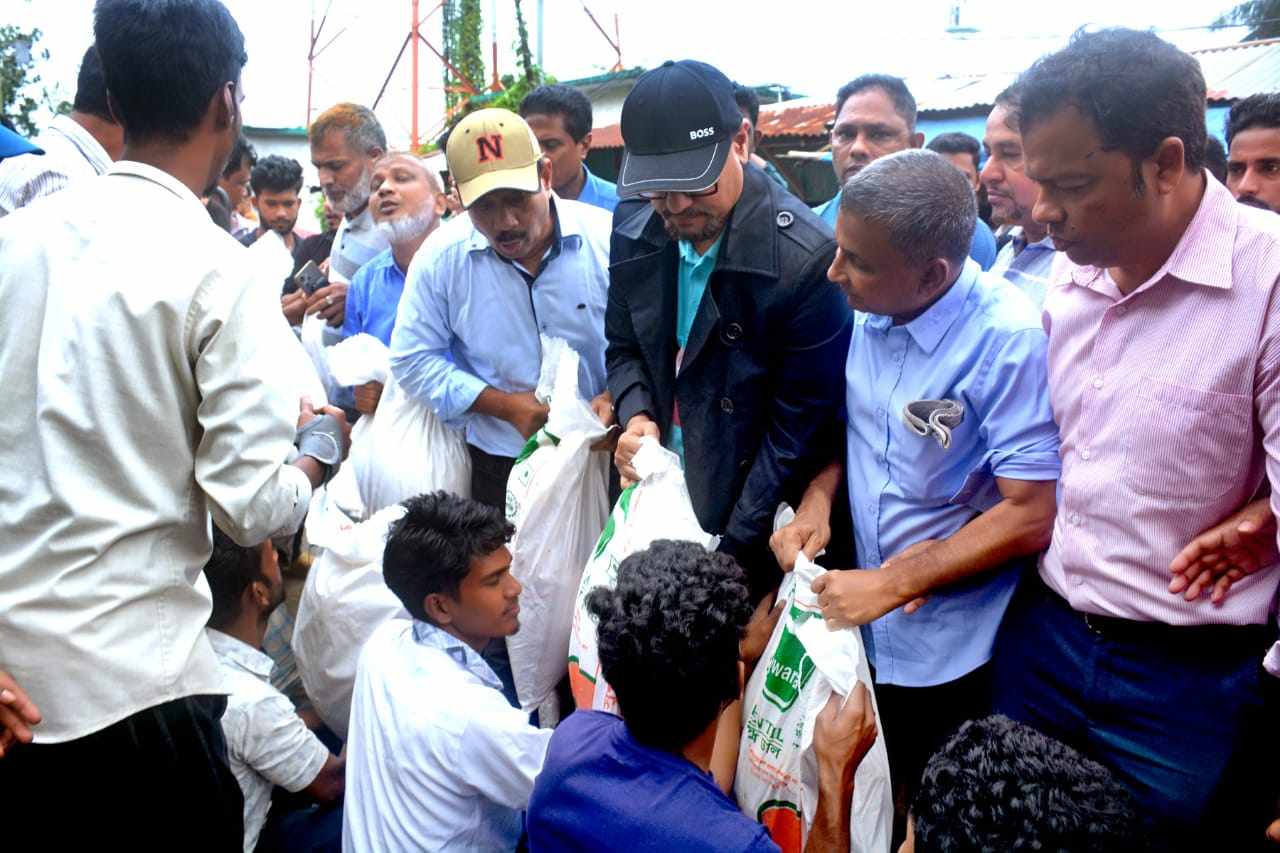 ফটিকছড়ি ,নাজিরহাটে বন্যা দুর্গতদের মাঝে ত্রাণ বিতরণকালে ডা. শাহাদাত হোসেন সমন্বিতভাবে বন্যাকবলিত এলাকার মানুষের পাশে দাঁড়ান