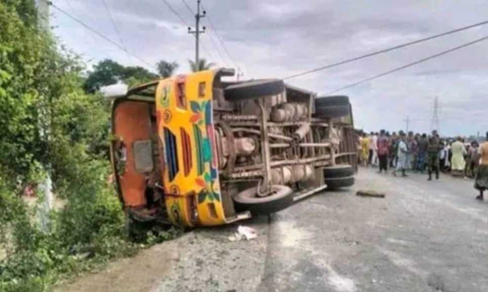 সরাইলে নিয়ন্ত্রণ হারিয়ে যাত্রী বাস উল্টে ঘটনাস্থলেই একজন নারী নিহত-হন,আহত ১৫