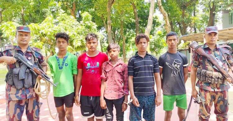 চাঁপাইনবাবগঞ্জ সীমান্তে ৫ ভারতীয়কে আটক করেছে ৫৩ বিজিবি