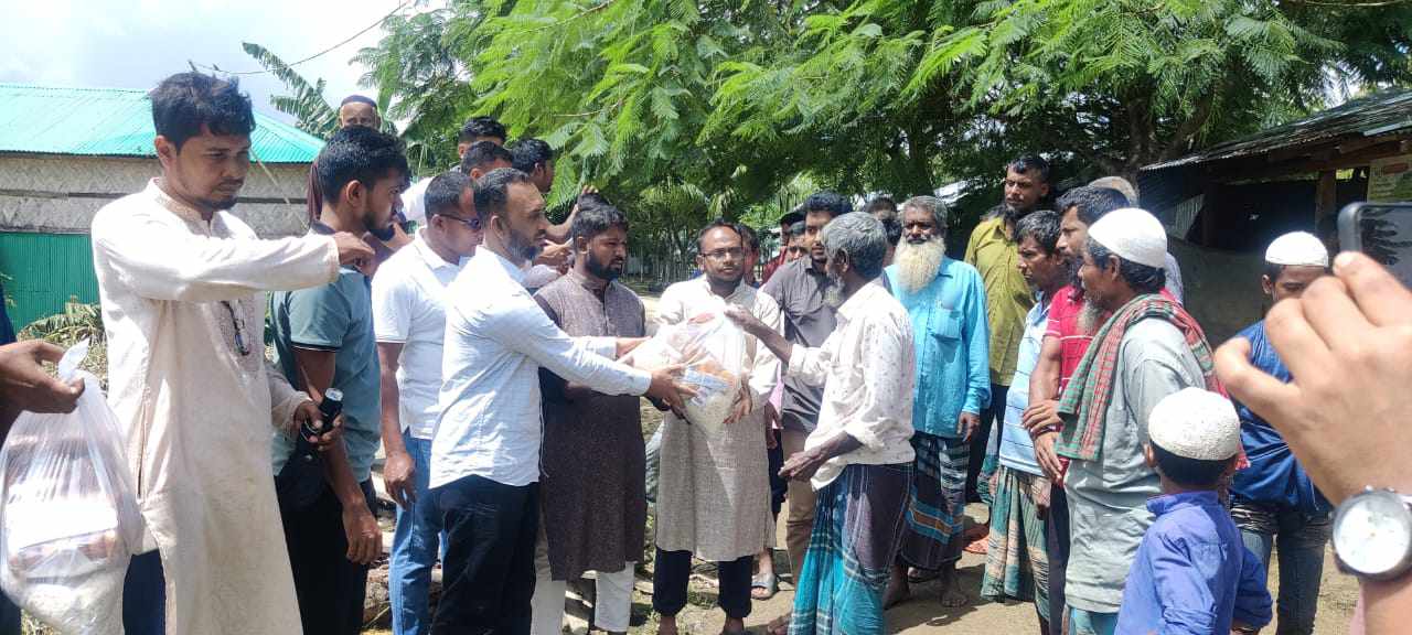 লংগদুতে বন্যা কবলিত মানুষদের মধ্যে স্বেচ্ছাসেবী সংগঠন ছায়ানীড়ের খাদ্য বিতরণ