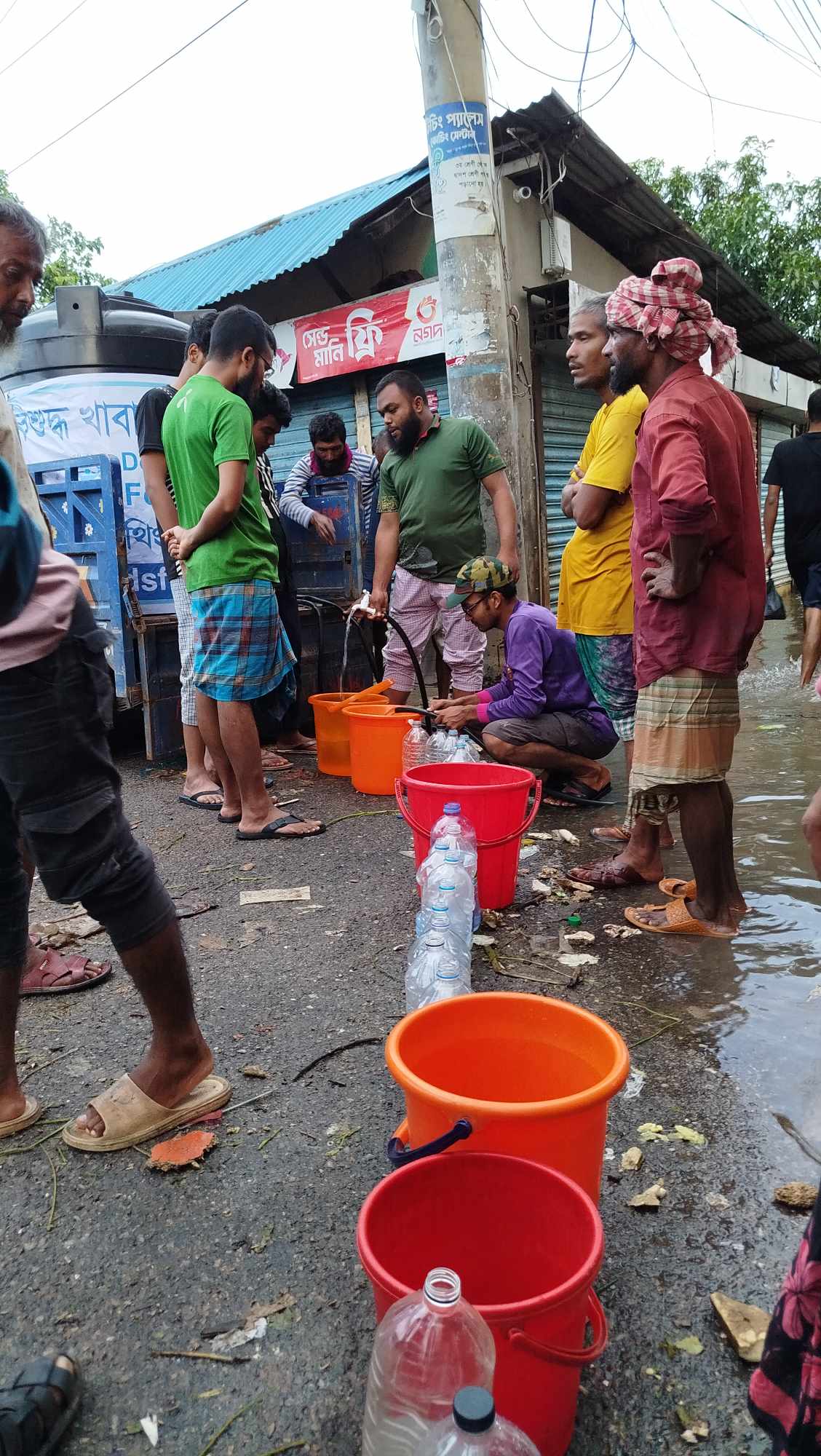 ডু সামথিং ফাউন্ডেশন এর পরিবেশ বান্ধব, বিশুদ্ধ পানি সরবরাহ টিম