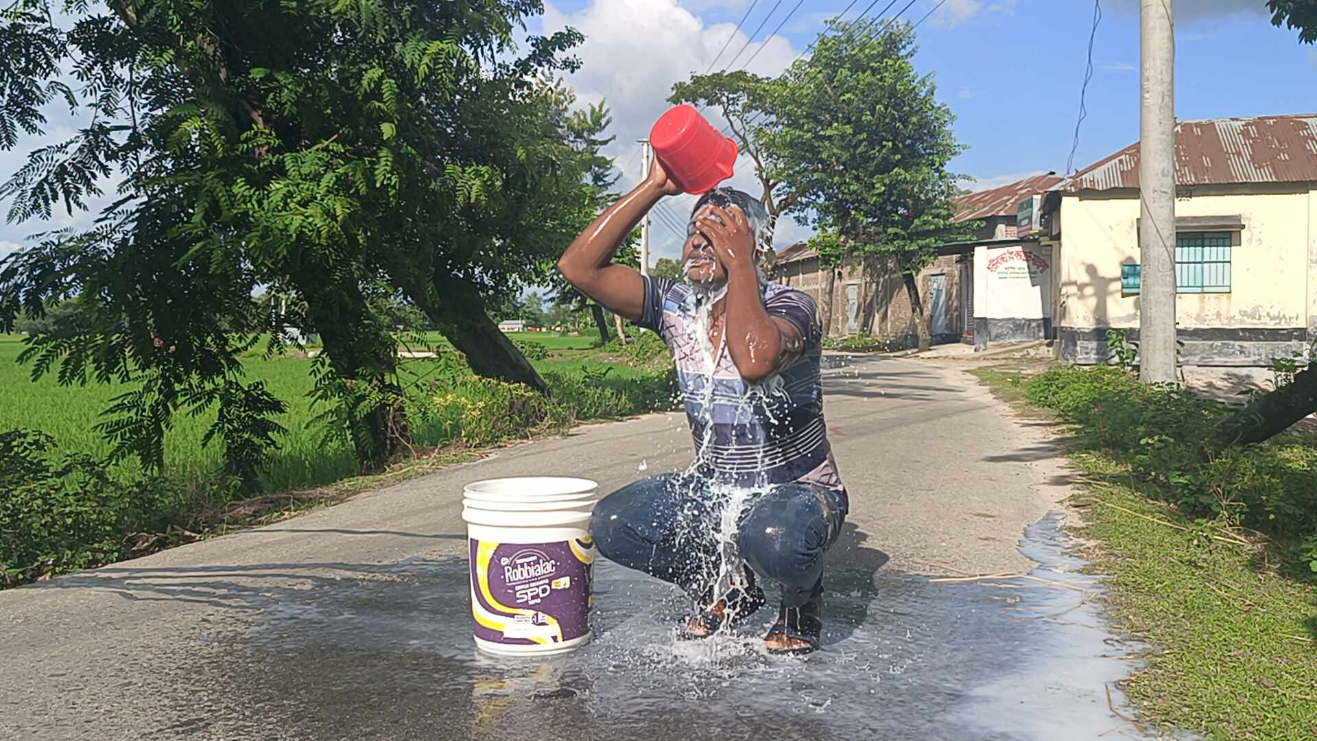 দুধ দিয়ে গোসল করে, সারাজীবনের জন্য অনলাইন জুয়া ছাড়লেন যুবক