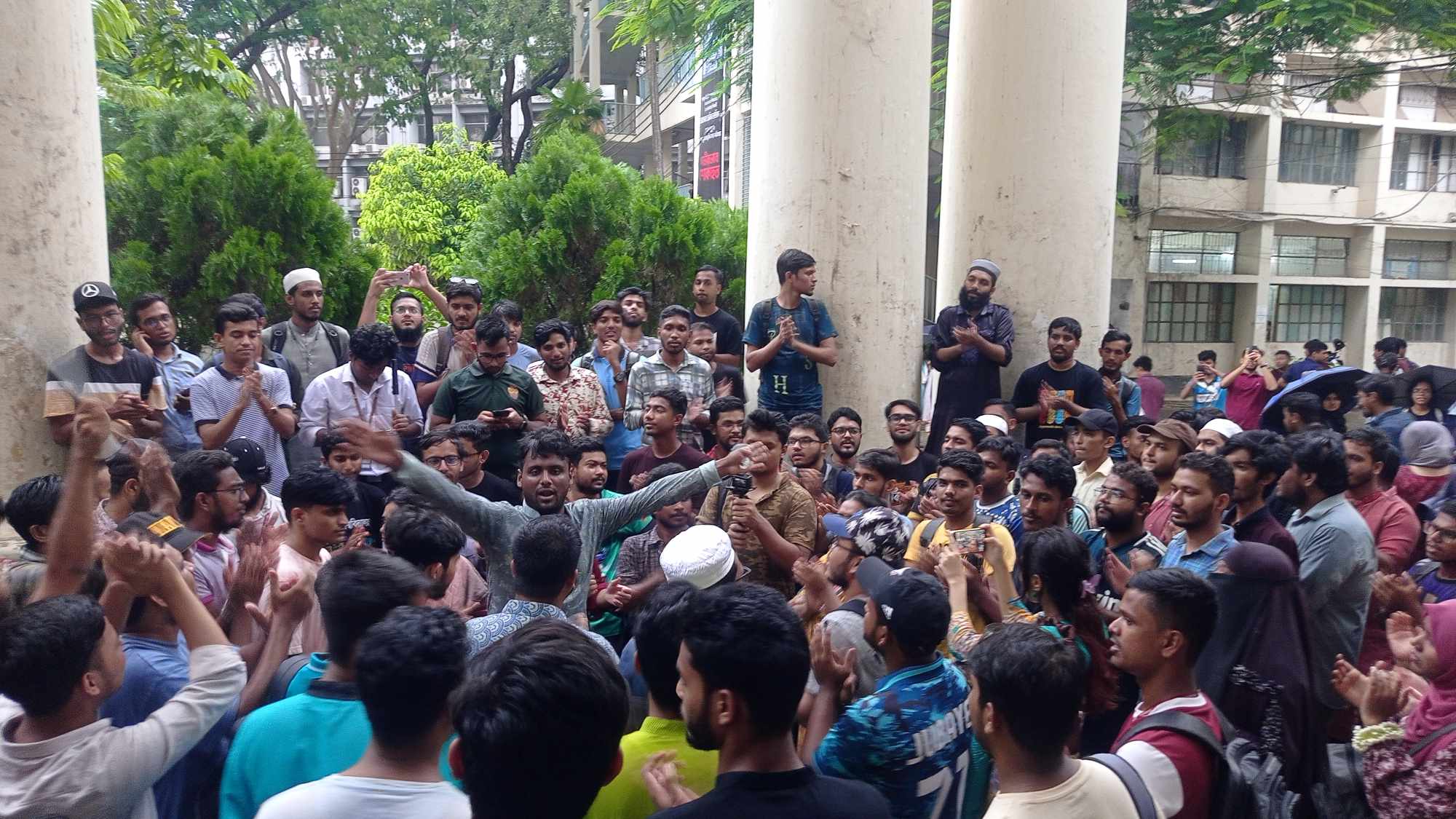 ভিসির পদত্যাগসহ ১৩ দাবিতে জবি শিক্ষার্থীদের বিক্ষোভ, ২৪ ঘণ্টা আল্টিমেটাম