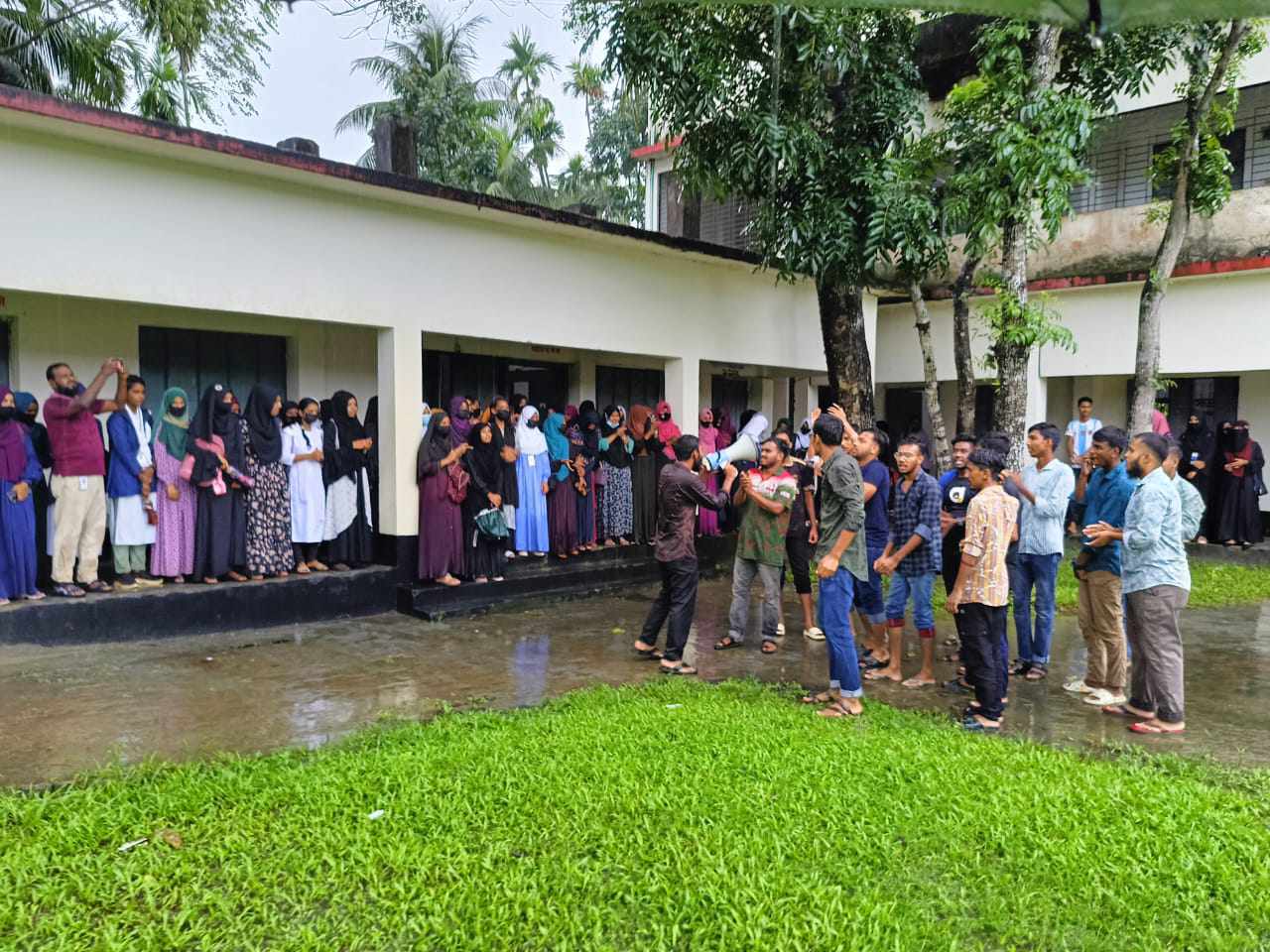 অধ্যক্ষের পদত্যাগ দাবিতে শিক্ষার্থীদের বিক্ষোভ