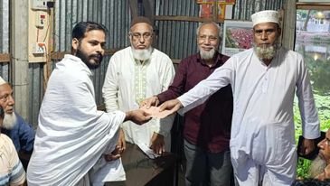 কেন্দুয়ায় অগ্নিকান্ডে ক্ষতিগ্রস্ত ব্যবসায়ীদের পাশে বিএনপি নেতা দেলোয়ার হোসেন ভূঁইয়া