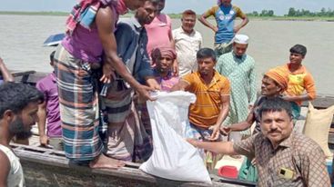 গাইবান্ধার সুন্দরগঞ্জে একমাস পর ত্রাণের চাল বিতরণ