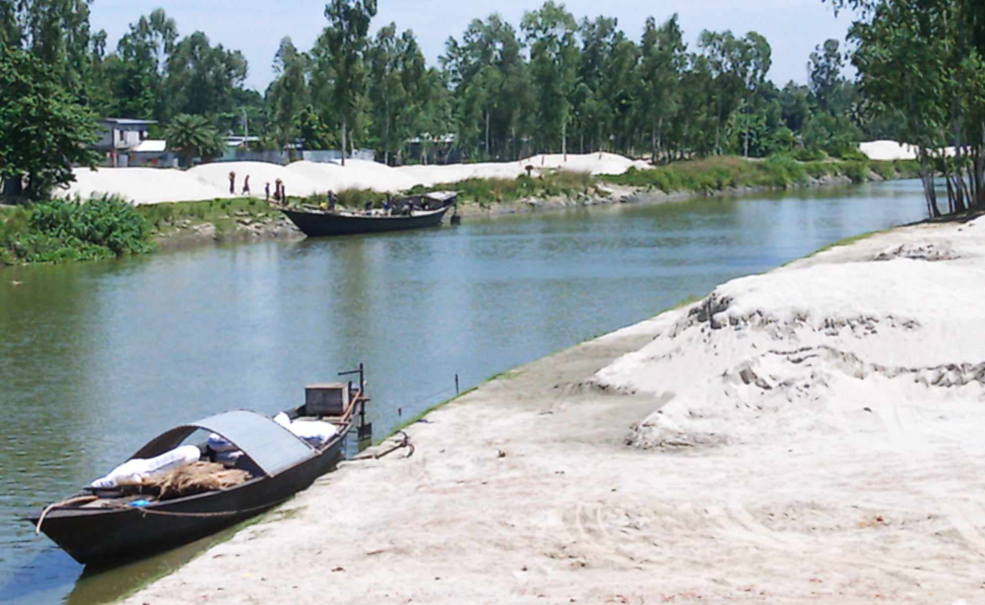 গাইবান্ধায় পাউবোর জায়গায় বালুর ব্যবসা সরকার হারাচ্ছে কোটি টাকার রাজস্ব