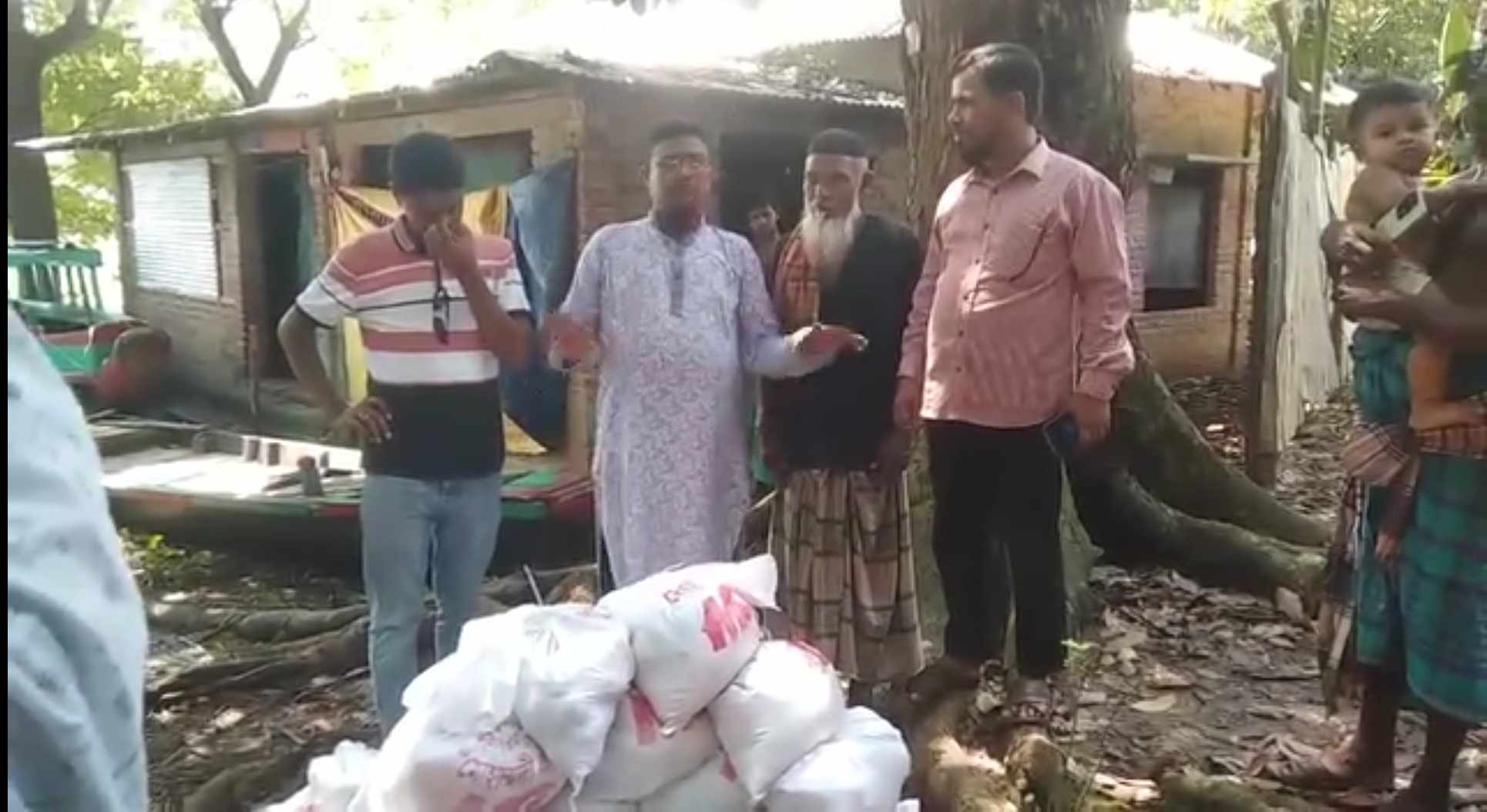 লংগদুতে স্বেচ্ছাসেবী সংগঠন ‘ছায়া নীড়’ এর বন্যা দুর্গতদের মানুষের মধ্যে খাদ্য সামগ্রী বিতরণ