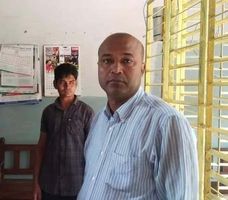 বাংলাহিলি পাইলট স্কুল এন্ড কলেজ এর প্রধান শিক্ষকের টাকা  আত্মসাৎ হাতে নাতে ধরা পড়ে বৈষম্য বিরোধী ছাত্র জনতার কাছে