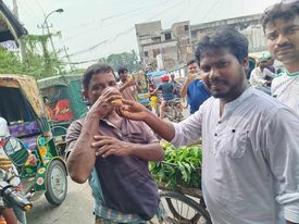 তীব্র গরমে পথচারীদের মাঝে যুবদলের শরবত বিতরণ