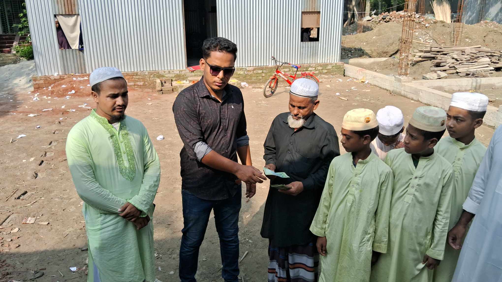 দৌলতদিয়ায় মসজিদ নির্মাণ কাজে আর্থিক সহযোগিতা করলেন শেখ ফাউন্ডেশন 