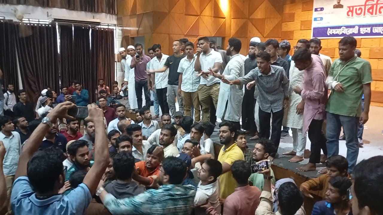 চট্টগ্রাম বিশ্ববিদ্যালয়ের সাধারণ শিক্ষার্থীদের তোপের মুখে সমন্বয়ক হাসনাত আবদুল্লাহ, রাফি ও রাসেল