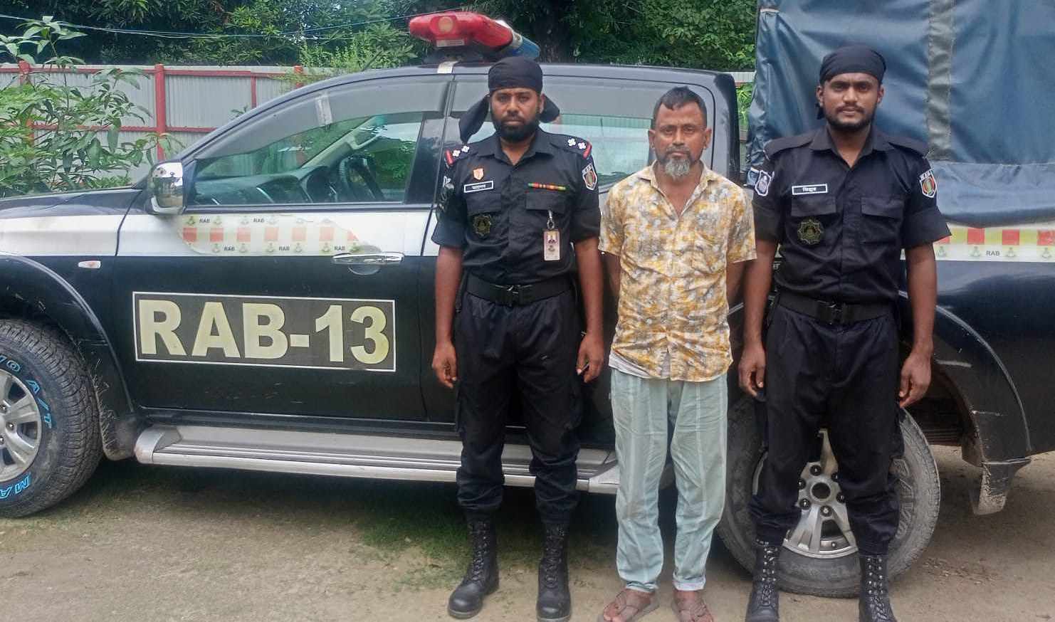 গাইবান্ধায় পিকআপ ভ্যানে ১১৭ বোতল ফেনসিডিলসহ গ্রেফতার ১