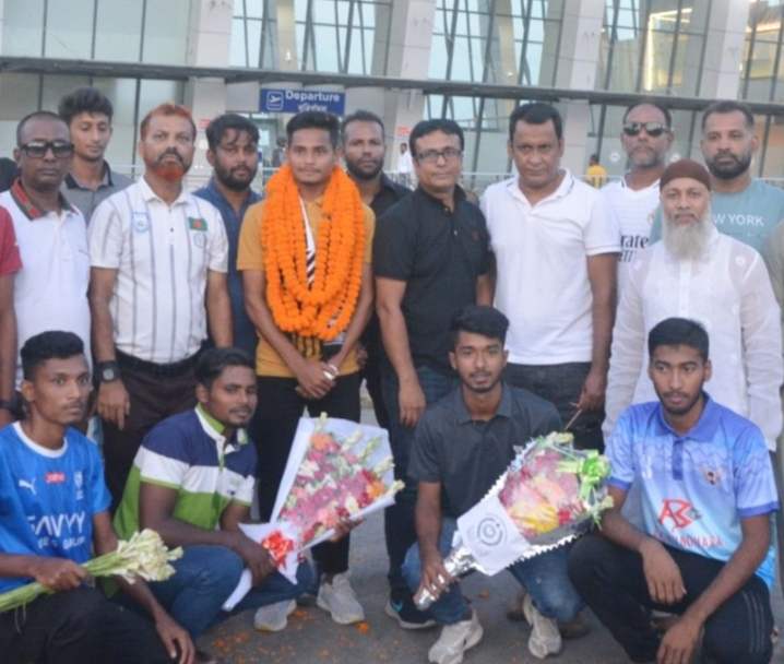 সাফ অনূর্ধ্ব -২০ ফুটবল চ্যাম্পিয়ন দলের সদস্য রাব্বি হোসেনকে ফুলের শুভেচ্ছায় সিক্ত করলো