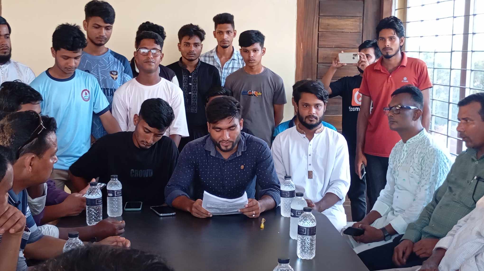 রানীশংকৈলে সাংবাদিকদের সাথে ছাত্র আন্দোলনের নেতৃবৃন্দের সাথে মতবিনিময় সভা