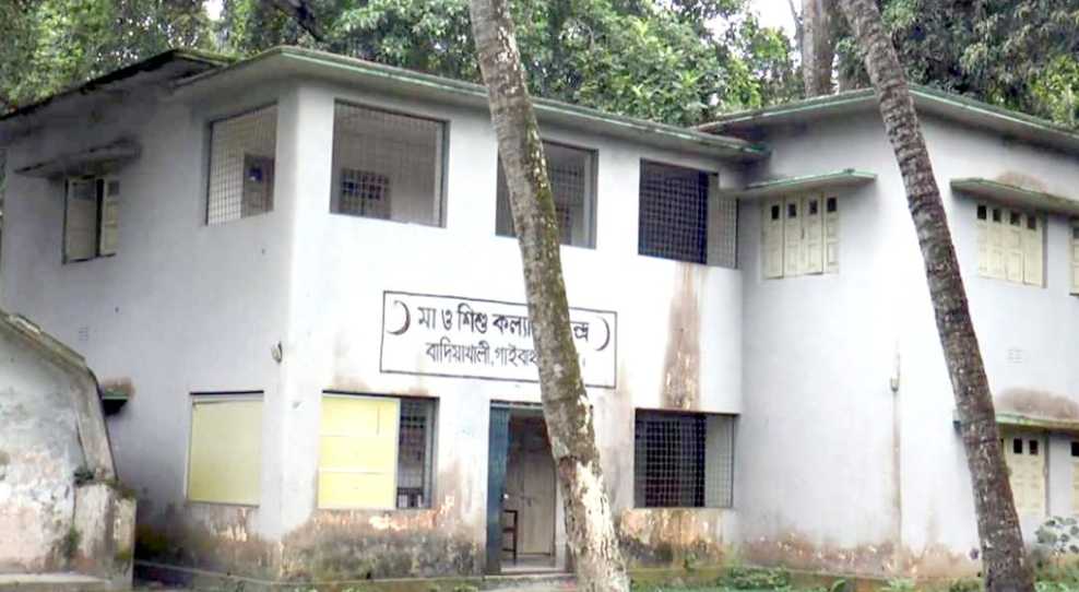 গাইবান্ধার বাদিয়াখালি মা ও শিশু কল্যাণ স্বাস্থ্য কেন্দ্র নিজেই রোগী চিকিৎসা দিবে কে