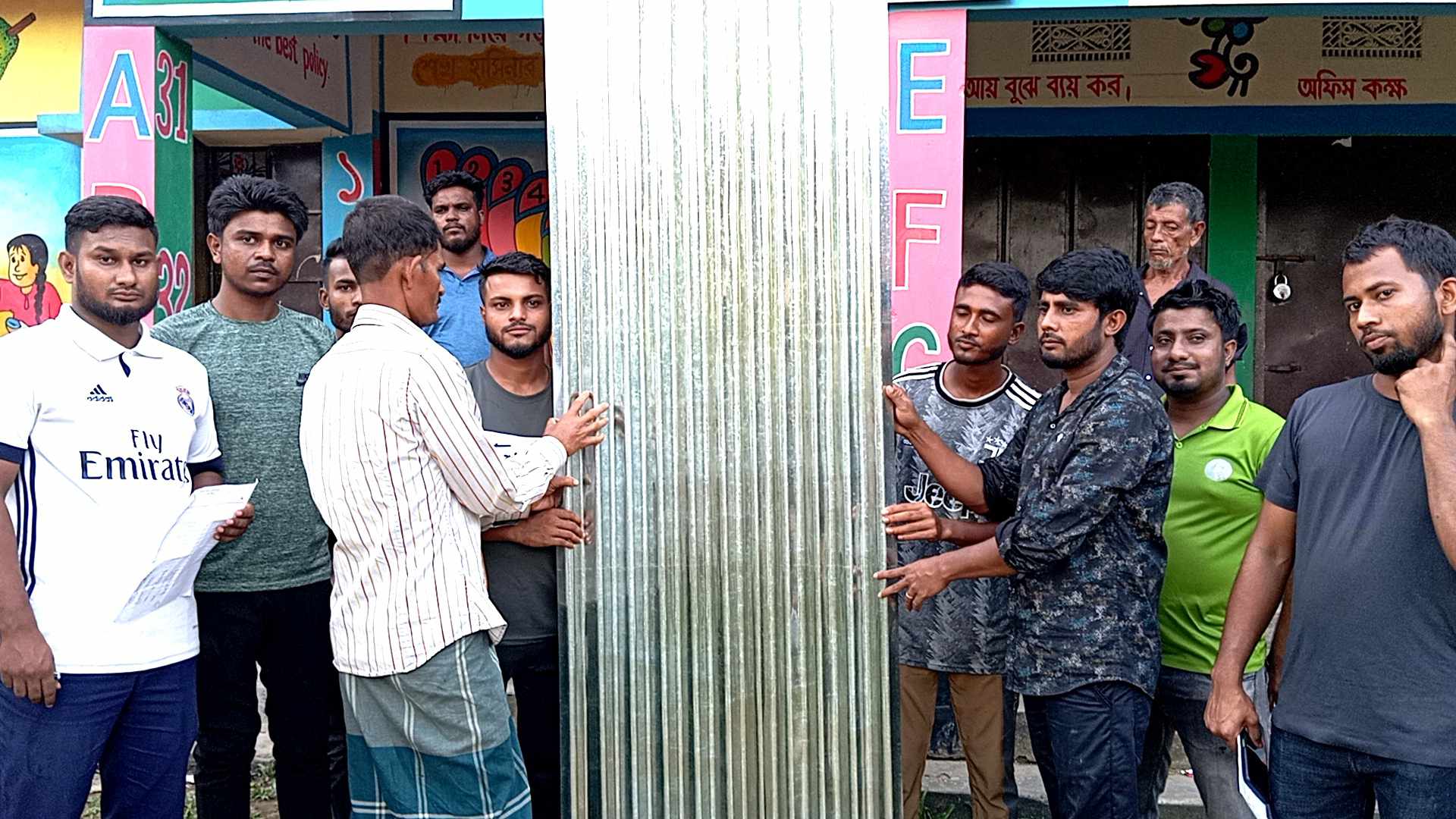 রাজনগরে বন্যায় ক্ষতিগ্রস্তদের মধ্যে নগদ অর্থ ও টিন বিতরণ