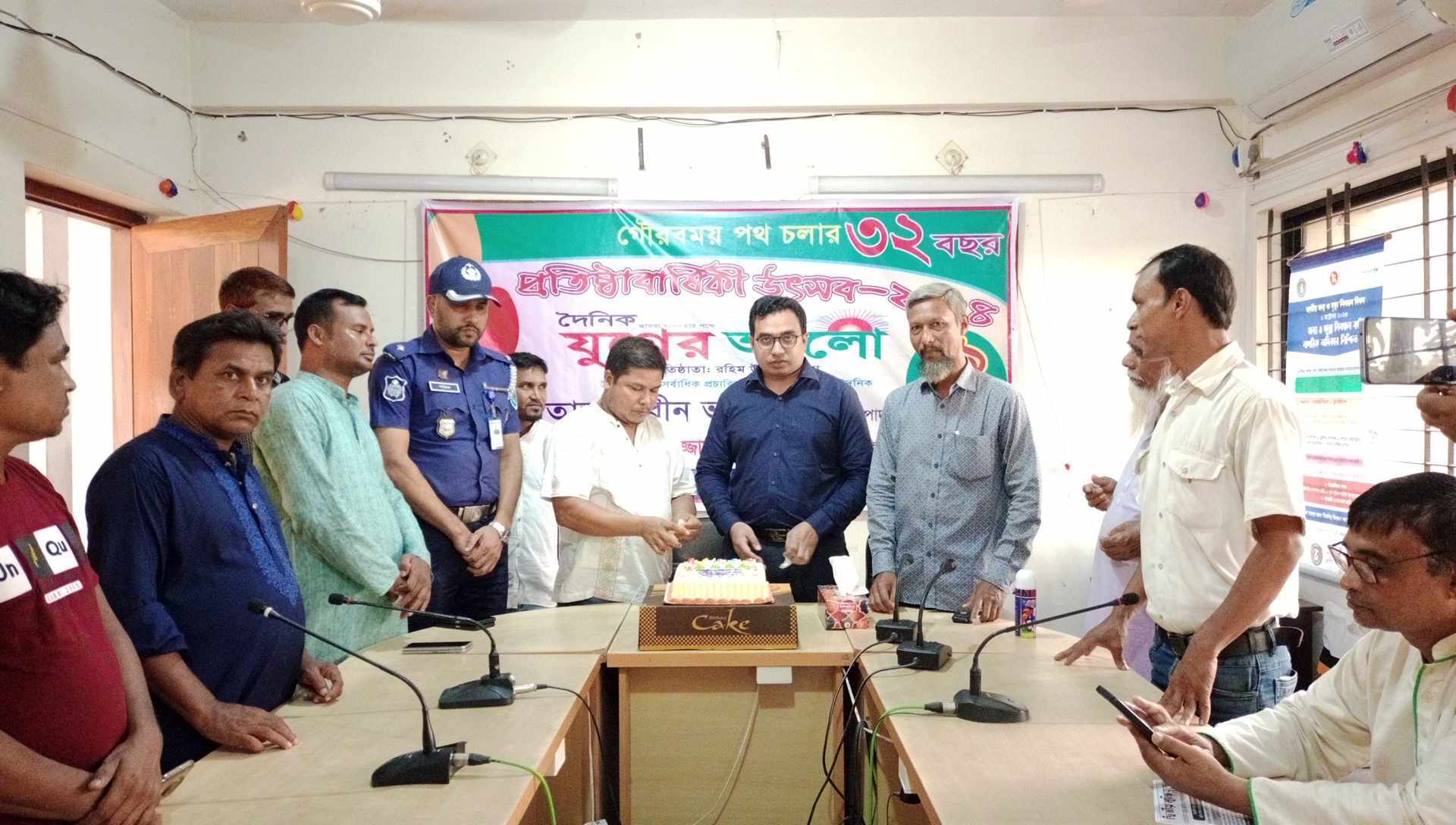 কাউনিয়ায় দৈনিক যুগের আলো পত্রিকার ৩৩তম প্রতিষ্ঠা বার্ষিকী পালন