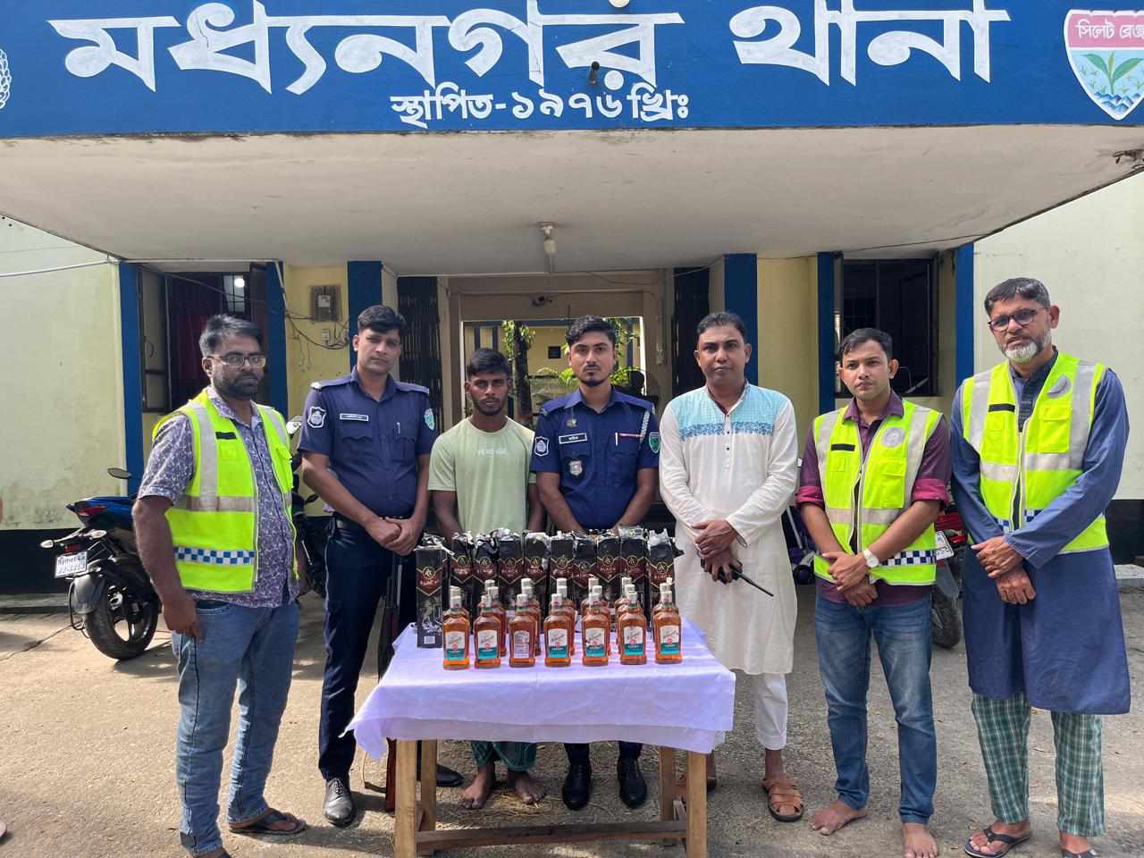 মধ্যনগরে ভারতীয় মদ সহ মাদক ব্যবসায়ী গ্রেপ্তার